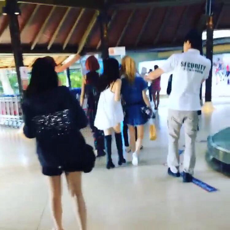 TurnMl's tweet photo. เธอเห็นท้องฟ้านั่นไหมฉันเก็บเอาไว้ให้เธอและจะเป็นเช่นนั้นเสมอถนนสายนั้นที่ทอดยาวมีเรื่องราวของความเป็นจริง #TaeN #SNSD #chaelice #BLACKPINK https://t.co/gpZ3gTRq44