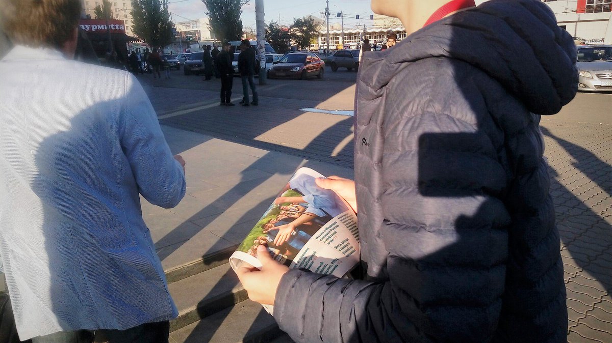 teamnavalny_ast's tweet photo. За прошлую неделю нам удалось раздать почти четыре сотни газет, брошюр и листовок, а главное — пообщаться с огромным количеством людей. https://t.co/DwDwyiQVsh