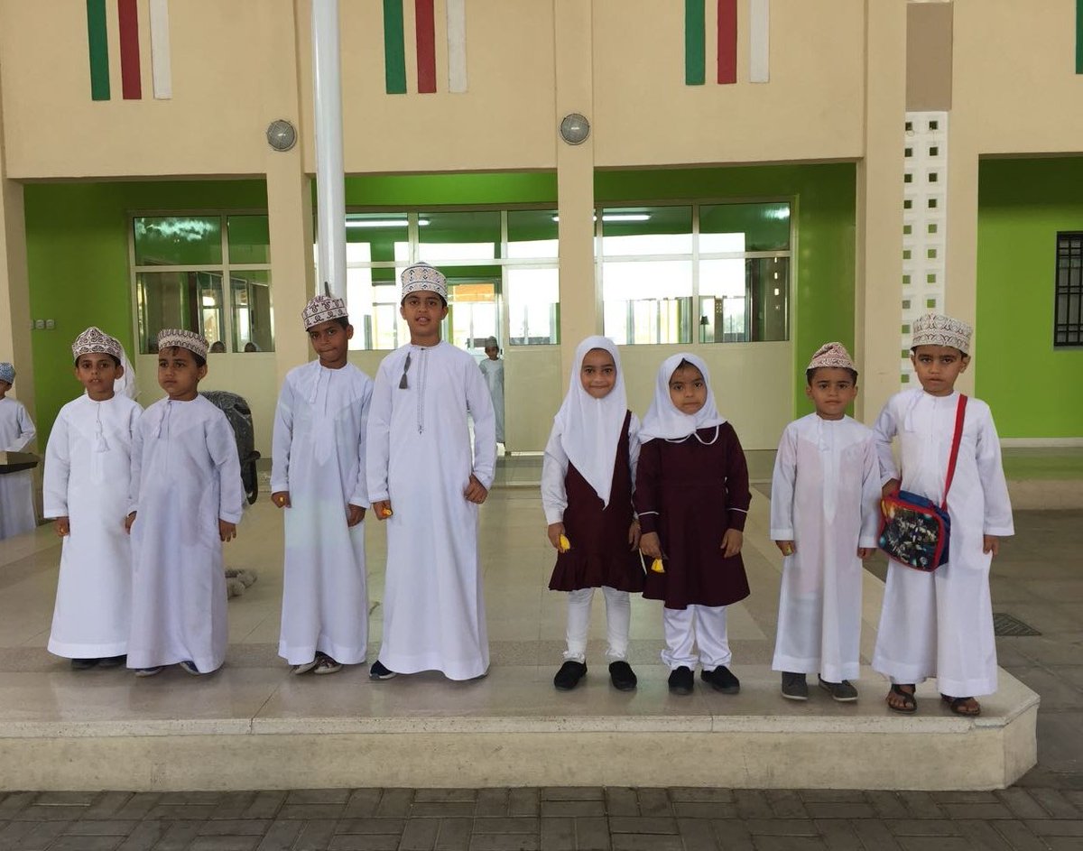 كرمت الاستاذة نجلة المزروعي مشرفة نشاط الرياضة المدرسية الطلبة المنضبطين في طابور الصباح