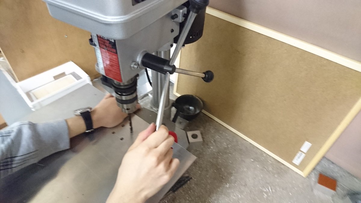 oit_proiteres's tweet image. 構体係より試作機のプレートの穴が小さかったため、ボール盤で拡大作業中！