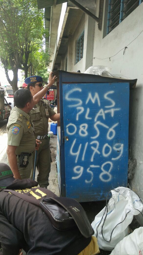 SatpolPPKudus's tweet photo. Penertiban lapak PKL yg ditinggalkan di trotoar Jl.Wahid Hasyim @MusthofaWardoyo @kawankangmus @dagsarkudus  @satpolpp_jateng @Sinoeng69 https://t.co/D2SIOtDpo9