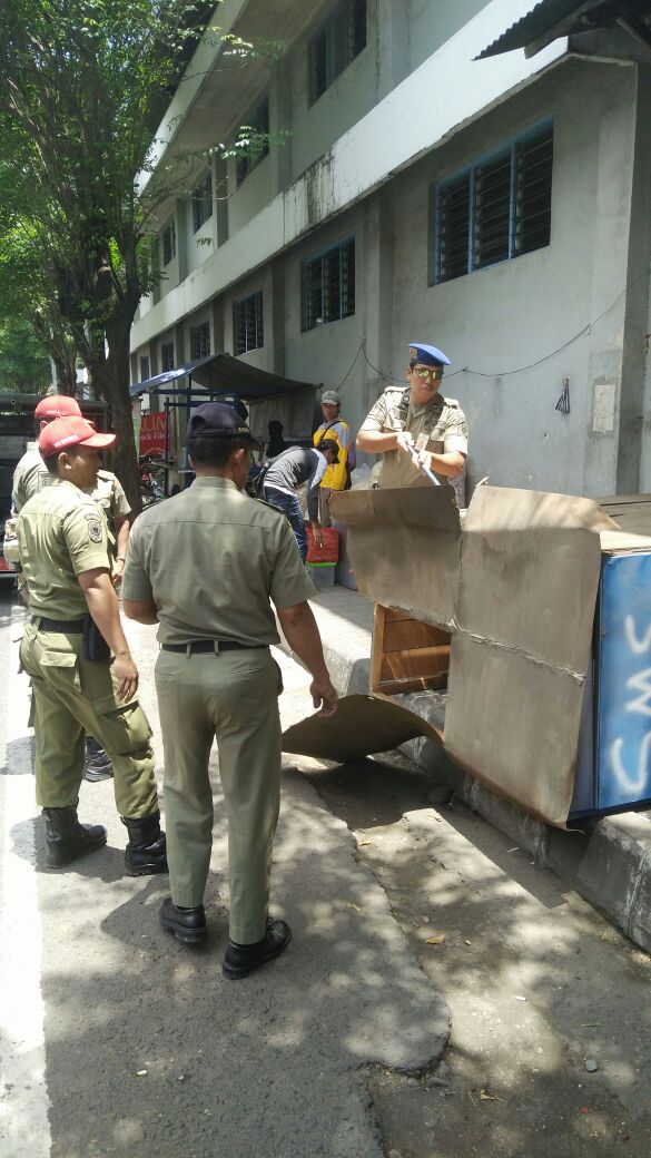 SatpolPPKudus's tweet photo. Penertiban lapak PKL yg ditinggalkan di trotoar Jl.Wahid Hasyim @MusthofaWardoyo @kawankangmus @dagsarkudus  @satpolpp_jateng @Sinoeng69 https://t.co/D2SIOtDpo9