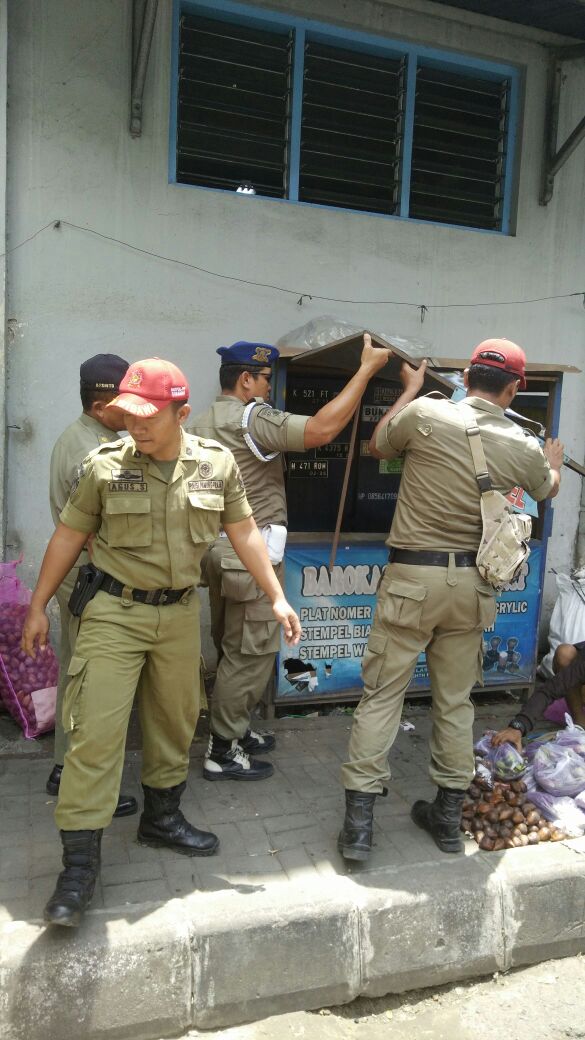 Penertiban lapak PKL yg ditinggalkan di trotoar Jl.Wahid Hasyim <a href="/MusthofaWardoyo/">H. Musthofa</a> <a href="/kawankangmus/">Kawan Kang Musthofa</a> <a href="/dagsarkudus/">Dinas Dagsar Kudus</a>  <a href="/satpolpp_jateng/">SATPOL PP JATENG</a> <a href="/Sinoeng69/">Sinung N. Rachmadi</a>