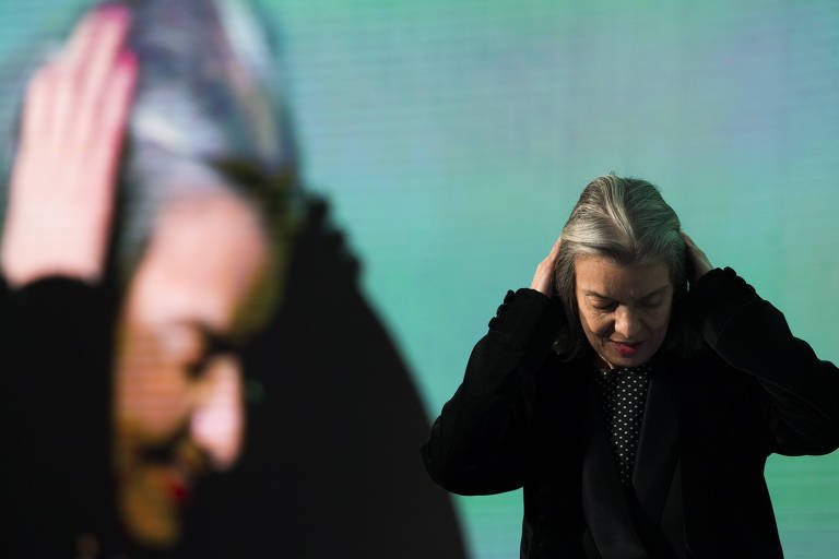 folha's tweet photo. Desgastada, Cármen Lúcia enfrenta racha entre ministros no Supremo. https://t.co/j6i35pEugW https://t.co/7Tzuo9sm4m