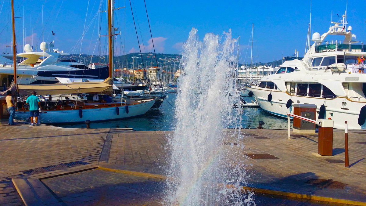 #Cannes La fontaine du vieux Port #CotedAzurFrance <a href="/FrenchMerveille/">FrenchMerveilles</a> <a href="/VisitCotedazur/">Côte d'Azur France</a> <a href="/HappyCannes/">Happy Cannes Travel</a> @CotedAzur_06 <a href="/rivieraports/">Riviera Ports ⚓️</a> <a href="/LoveCoteDAzur/">ILoveCôteDAzur</a>