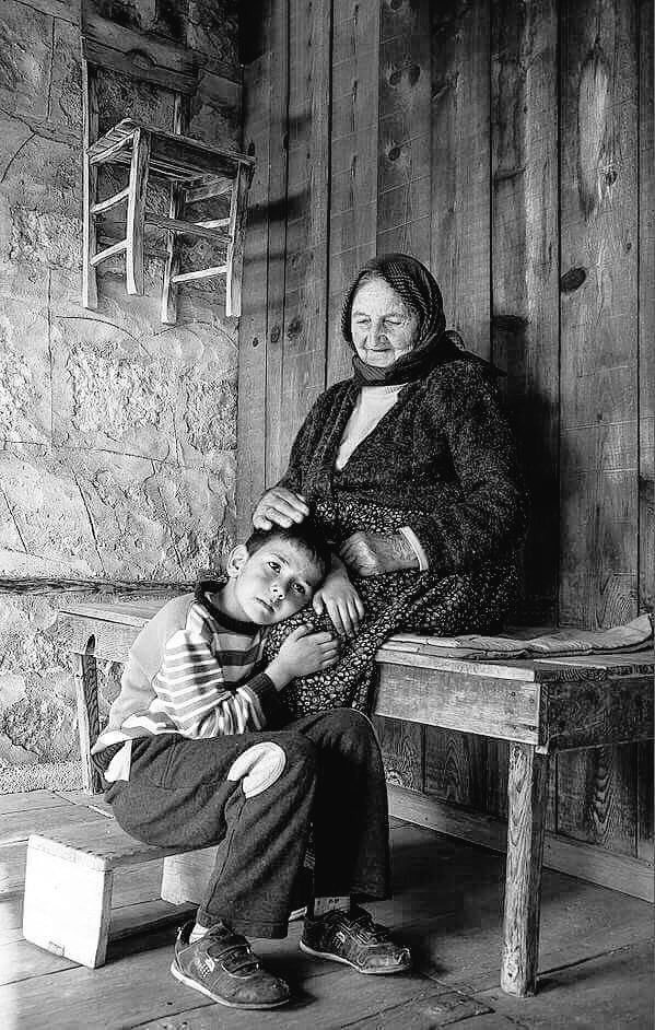 كل البيوت مُظلمة إلى أن تستيقظ الأمّ ..