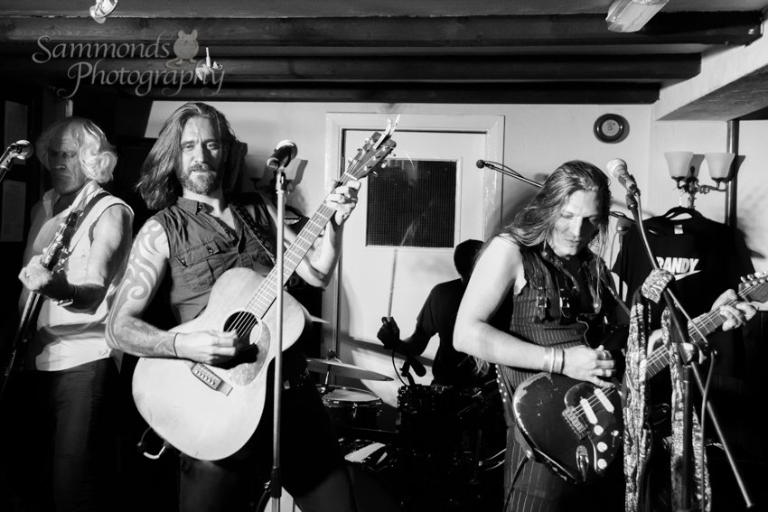 Sammonds_Photo's tweet photo. Great night with #randyandtherockets at the  Duke's Head Dunton Green #DukesHeadDG #live #music #pub #DuntonGreen #Sevenoaks #Kent https://t.co/3JHdwYC6jL