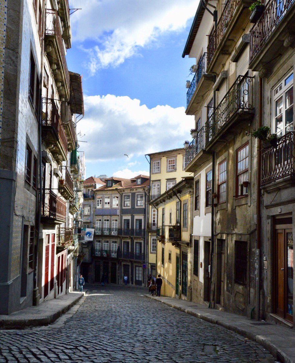 BlogDiViaggi_'s tweet photo. Tra le strade di #Porto profumi e panorami che emozionano, sensazioni che solo un viaggio può trasmettere. #viaggi #inPorto https://t.co/SbiqoNd9iJ