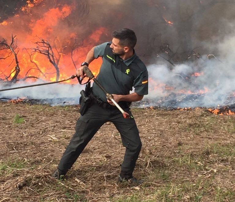 guardiacivil's tweet photo. Caerle bien a todo el mundo es imposible, nos da lo mismo tu grado de simpatía, pero si nos necesitas allí estaremos.

A tu servicio ☎️062 https://t.co/AyAeChVtVX