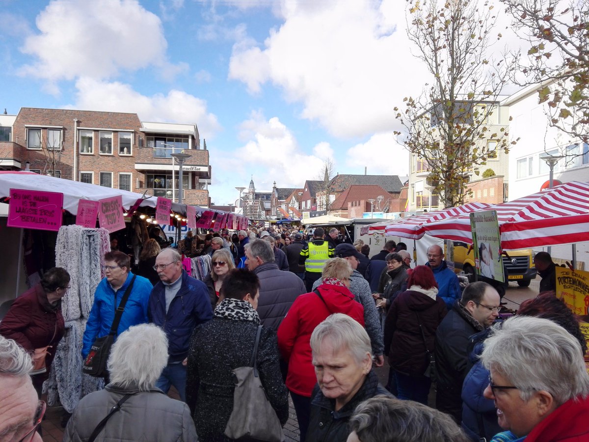 POL_Oldambt's tweet photo. Ook wij zijn op de #Adrillen in #Winschoten. Vanavond gezellig het café in? Denk aan de BOB! 'Goud thoes kommen'. https://t.co/HV7HBeQX86