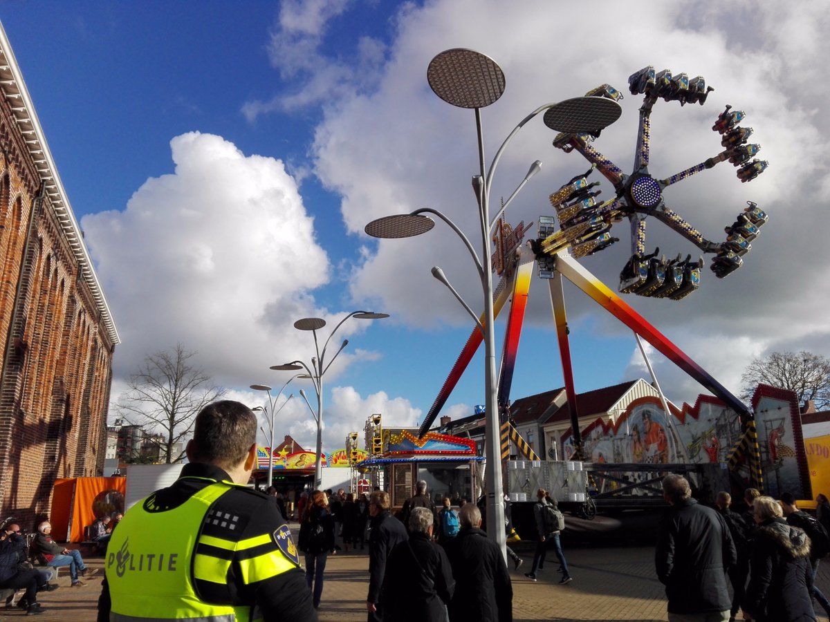 POL_Oldambt's tweet photo. Ook wij zijn op de #Adrillen in #Winschoten. Vanavond gezellig het café in? Denk aan de BOB! 'Goud thoes kommen'. https://t.co/HV7HBeQX86