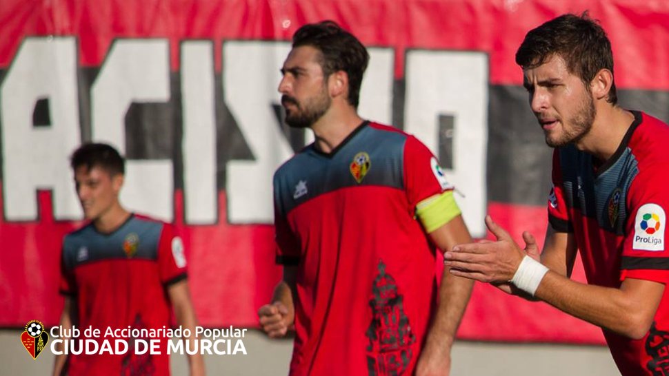 /LA IMAGEN/

No sólo destaca por ser la defensa menos goleada de la categoría, ayer Rubén Aroca hacía el gol con un testarazo para enmarcar.