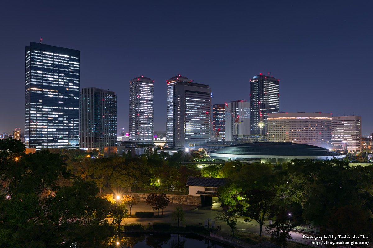 堀寿伸 Toshi 大阪夜景 東京夜景 好評発売中 Obpこと大阪ビジネスパークの夜景 大阪城 公園のバックに整然と建ち並ぶビル群の様子は 大阪を代表する都市景観の一つ 年には全てのビルが完成し 最初の構想から半世紀をかけて遂に全ての敷地が埋まる