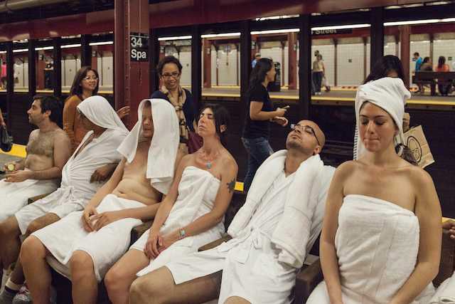 satori_events's tweet photo. Envie d’une pause spa, rendez-vous dans le métro new-yorkais avec @ImprovEvery 🚿☀️ 🚇  #eventprofs #improbable
https://t.co/e515TvX26q https://t.co/q5kZAsY9ws