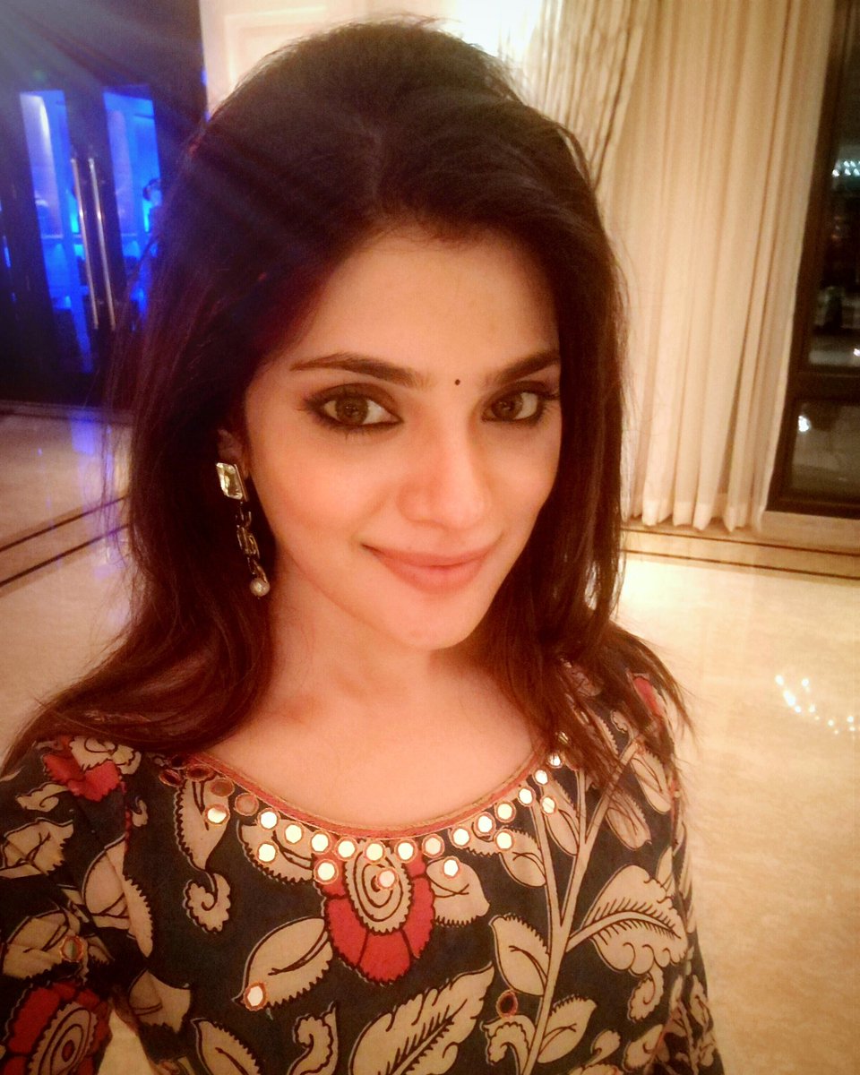 im_aathmika's tweet photo. 🤣 https://t.co/7Hqf7XSr2e