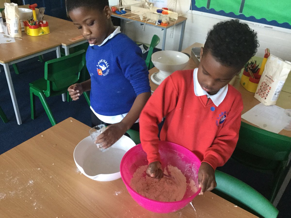 LarkHallPrimary's tweet photo. #lhsouthwark have been making sea biscuits during discovery! #lhua #lhmaths ⛵️🍪 https://t.co/XvYFxVc9Mg