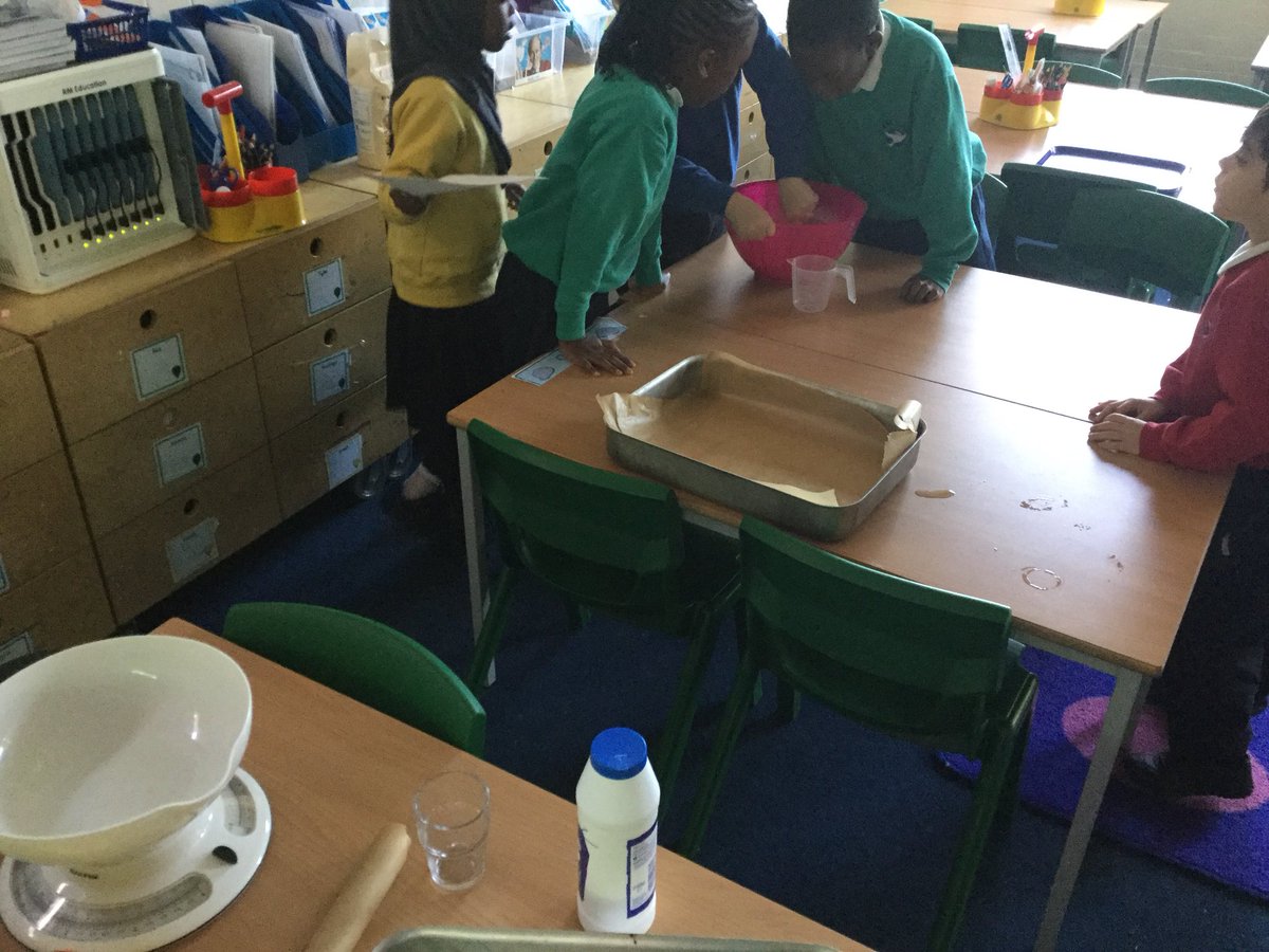 LarkHallPrimary's tweet photo. #lhsouthwark have been making sea biscuits during discovery! #lhua #lhmaths ⛵️🍪 https://t.co/XvYFxVc9Mg