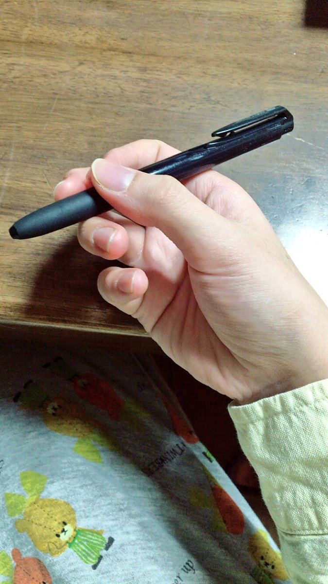 転 うた ちゃん 持ち方の癖 ペンだこが邪魔で正しい持ち方できない ペンだこあるから 右手あんまりすきじゃないけど やっぱり私の手きれいですね