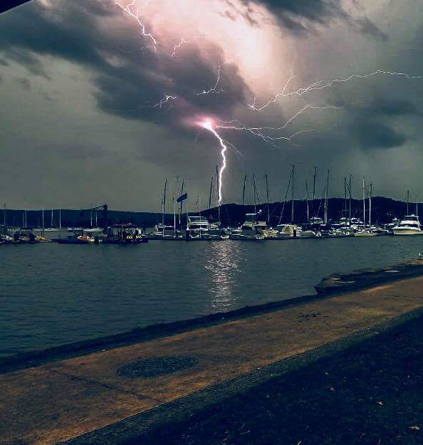 Bridgie101's tweet photo. Local thunderstorms this afternoon were huge 🌩⚡🌩🌫 https://t.co/qeBfjqMc8g