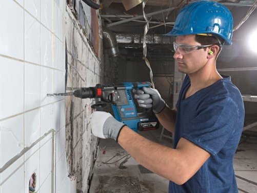 BoschPro_SA's tweet photo. The GBH 18V-26 Professional is the first rotary hammer with an active integrated dust extractor. More power, convenience, and compatibility! https://t.co/6oXNLioHvu