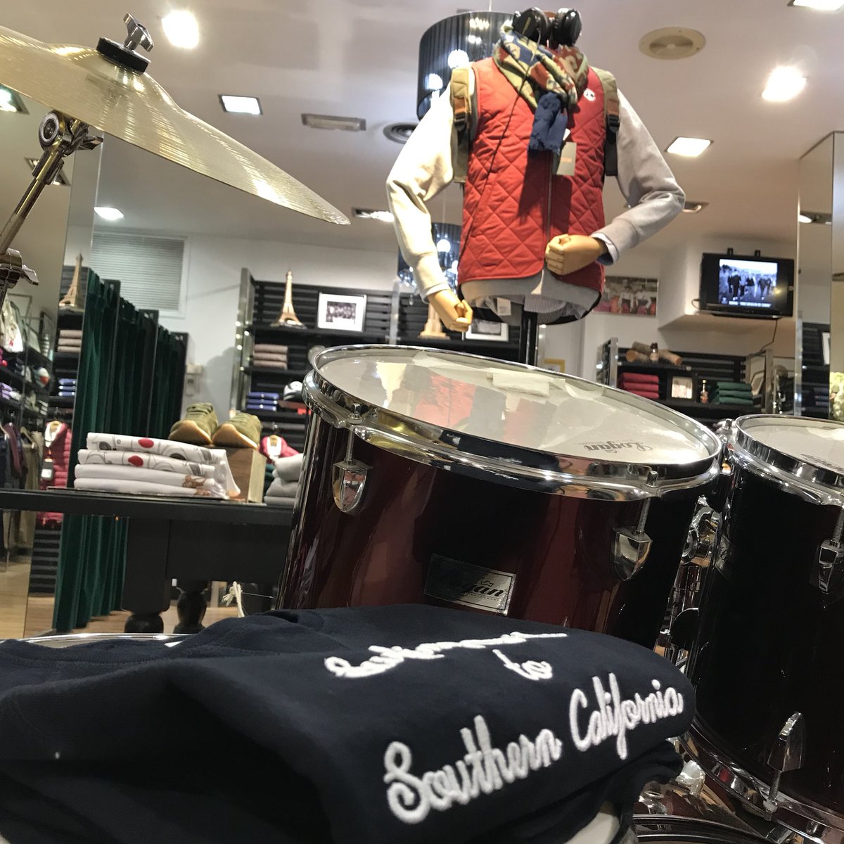 Presintown's tweet photo. Continuamos el show con la sudadera de Edmmond “Surfing Guide to Southern California” #MuchoRollo #EnElCorazónDeLorca https://t.co/cDJRamcR3c