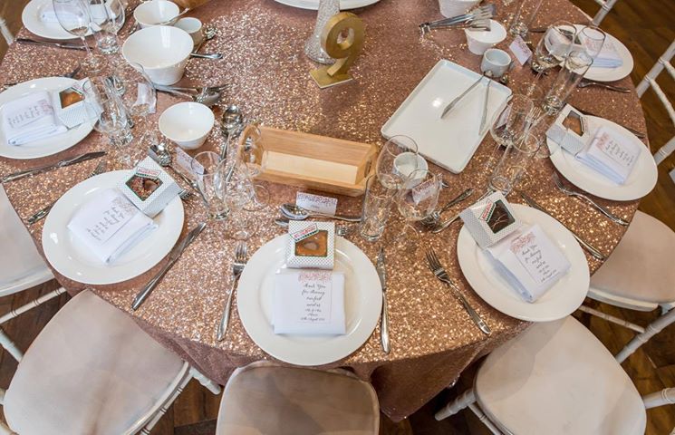 MagpieLinens's tweet image. 🌹Rose gold has never been more on trend. Sam added the luxe look to her wedding day by using our rose gold sequin table cloths.