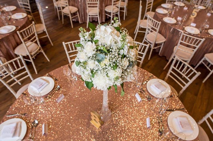 MagpieLinens's tweet image. 🌹Rose gold has never been more on trend. Sam added the luxe look to her wedding day by using our rose gold sequin table cloths.