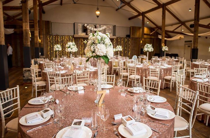 MagpieLinens's tweet image. 🌹Rose gold has never been more on trend. Sam added the luxe look to her wedding day by using our rose gold sequin table cloths.