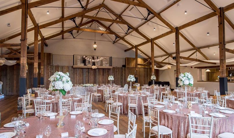 MagpieLinens's tweet image. 🌹Rose gold has never been more on trend. Sam added the luxe look to her wedding day by using our rose gold sequin table cloths.