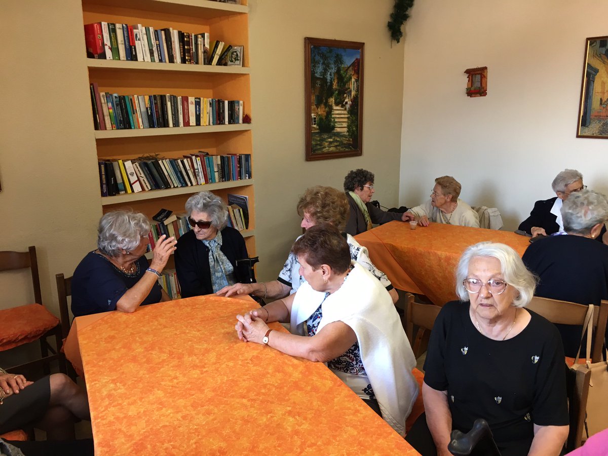 LaCuraeDiCasa's tweet photo. Al circolo di #Vignone sopra #Verbania le signore si incontrano per fare comunità
Cerchiamo #volontari per accompagnarle @WelfareInAzione https://t.co/l7yYgjL85n