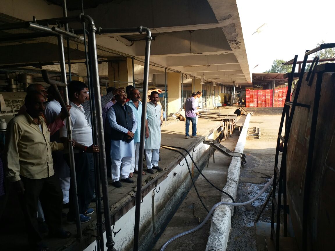 सांची दुग्ध प्लांट मांगलिया का आकस्मिक निरीक्षण कर किया।
