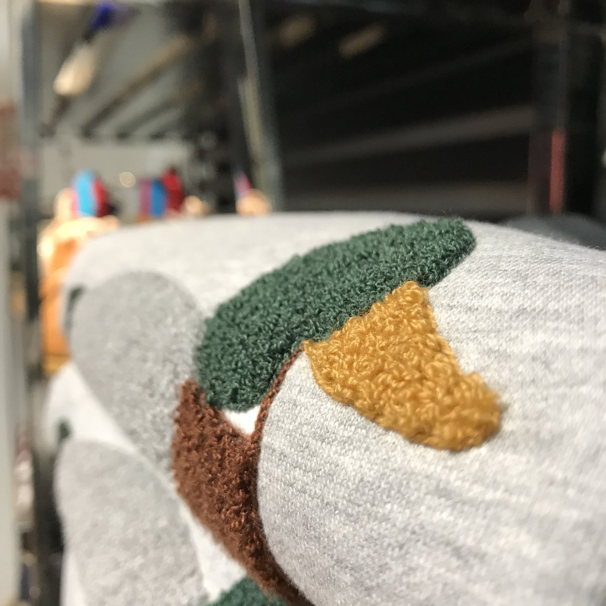 Presintown's tweet photo. Nos despedimos esta mañana con la sudadera estrella de @edmmond, el modelo “Duck” en gris. Esta tarde nos vemos con #MuchoRollo https://t.co/6HR7vD5CQM