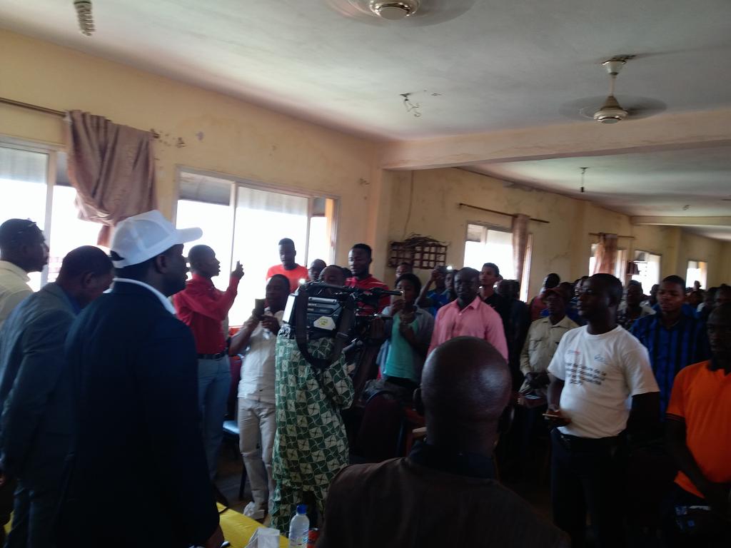 SENACIPGuinee's tweet photo. Tous debout pour chanter l'Hymme nationale pour lancer la conference sur la non violence. #SENACIP2017
Pour le @GouvGN : @NaiteMoustapha https://t.co/HphscE4JHF