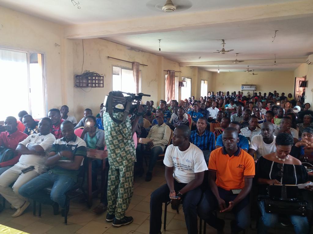 SENACIPGuinee's tweet photo. Tous debout pour chanter l'Hymme nationale pour lancer la conference sur la non violence. #SENACIP2017
Pour le @GouvGN : @NaiteMoustapha https://t.co/HphscE4JHF