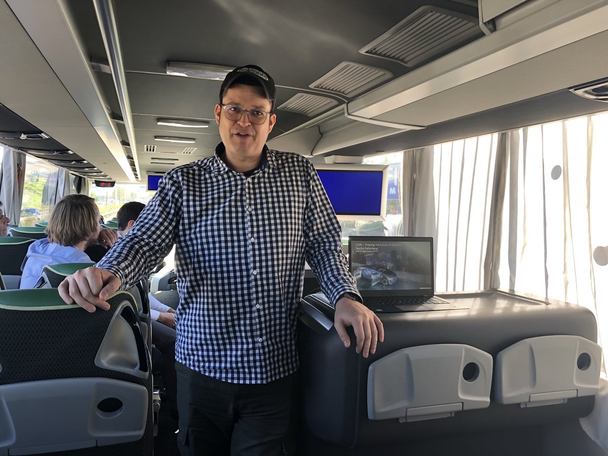 DigitalVeteran_'s tweet photo. @sascha_p erklärt CASE. #MBFutureRide @Daimler_CV @Daimler https://t.co/4vQDxMRt7F