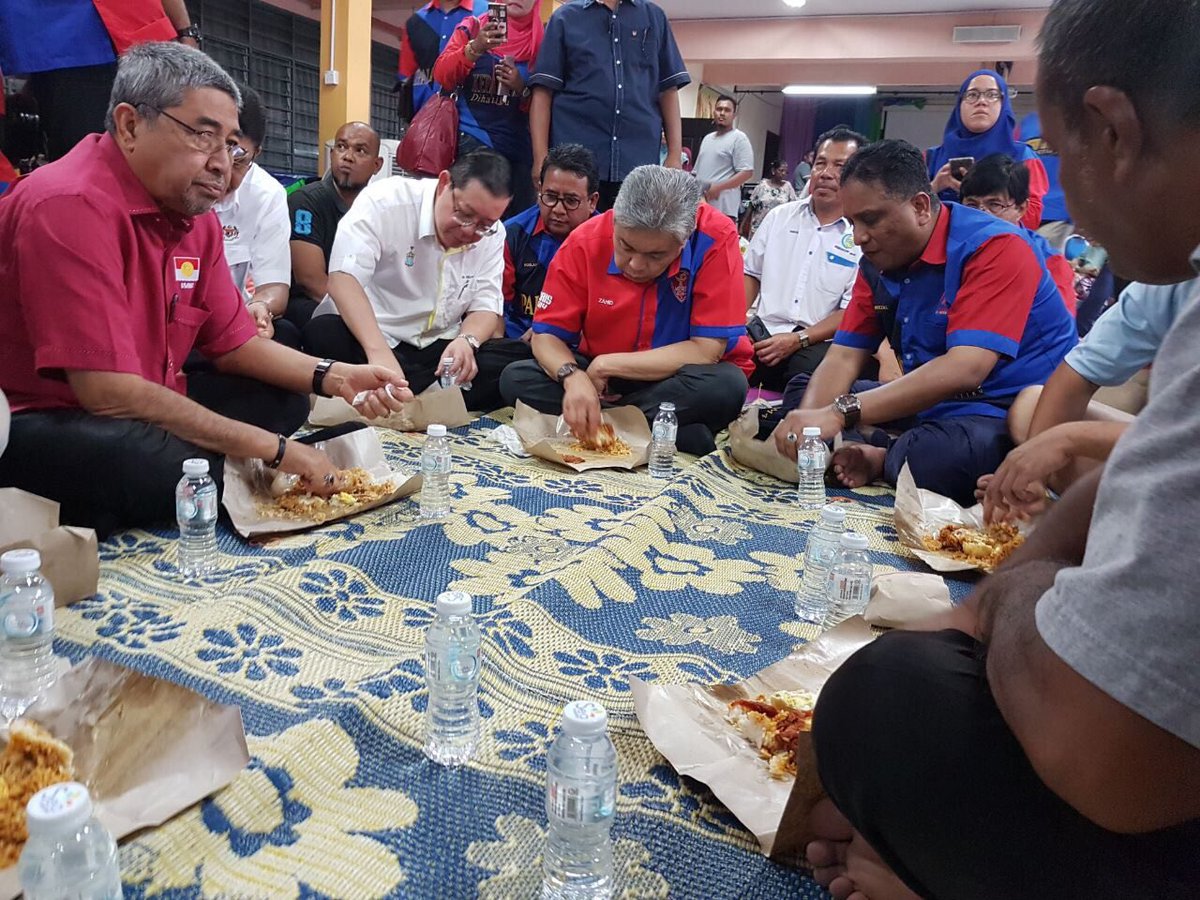 apis_hafis's tweet photo. Demi kemanusiaan mngsa banjir, tiada sempadan politik dlm mnghadapinya @Zahid_Hamidi @MenteriKDN @bombaJBPM @KDNPUTRAJAYA @FriendsOfKDN https://t.co/aQEXO0jSI9