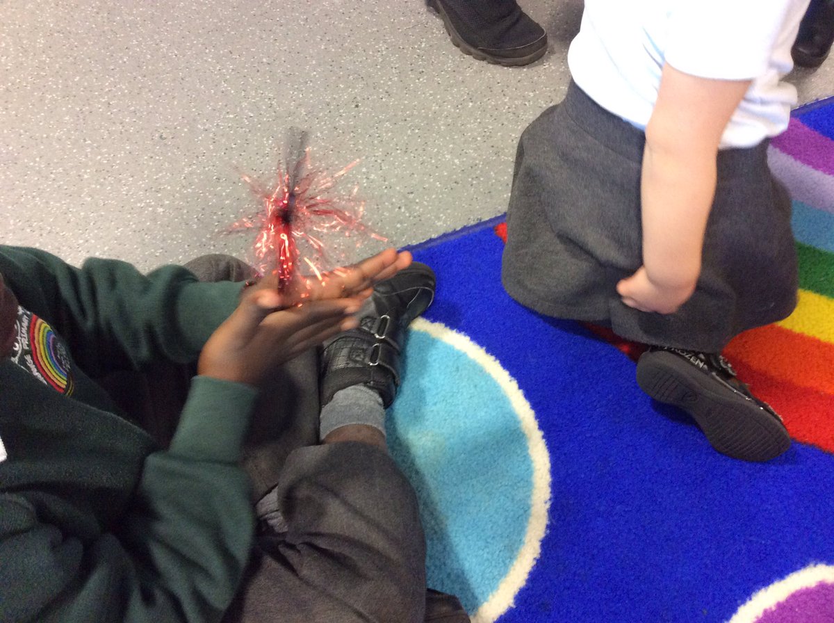 TGPS_NorthLincs's tweet photo. Lots of sparkler fun in F1 today! #TGPSeyfs #TGPSExpressiveartsanddesign #TGPSPhysicaldevelopment https://t.co/VoG1Ke2xb5