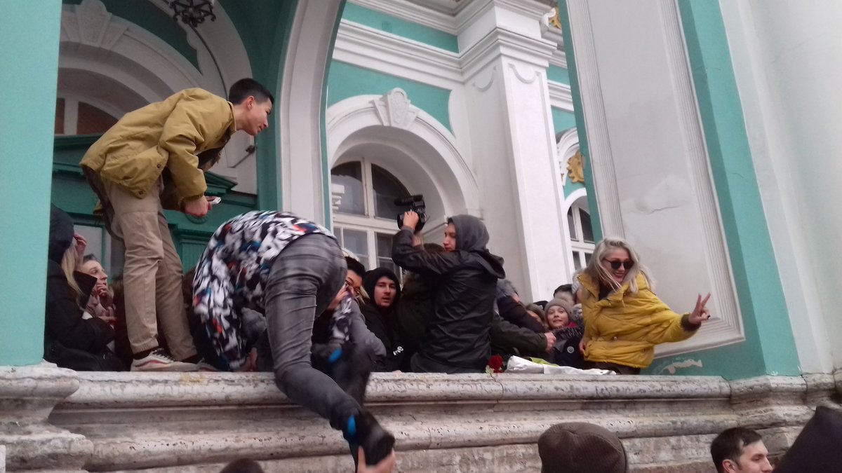 tulactive's tweet photo. В Питере школьники штурмуют Эрмитаж! #Revolution17 https://t.co/z8LLvhse2Q