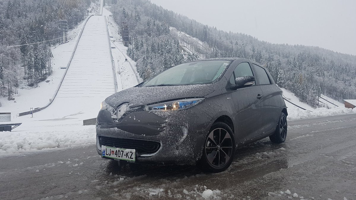 Pa kaj, če pada sbeg. Tudi danes na elektriko v Planico ;) <a href="/SiolNEWS/">SiolNET Novice</a> <a href="/SiolAVTOMOTO/">SiolNET Avtomoto</a> <a href="/RenaultSI/">Renault Slovenija</a> #Planica