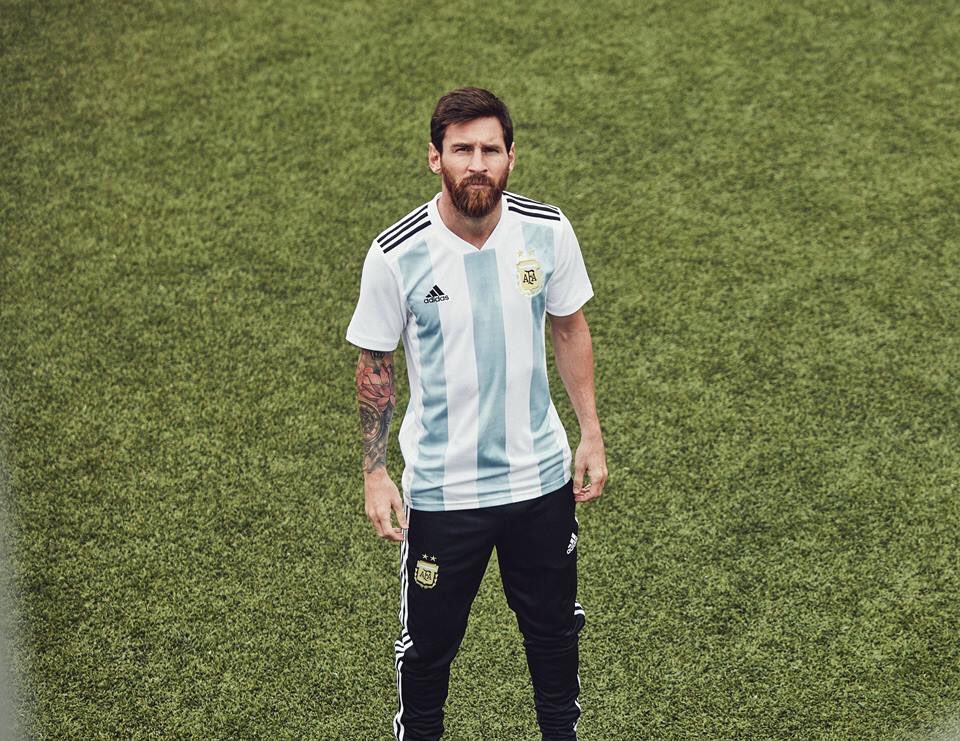 jpsorin6's tweet photo. Q te parece la nueva camiseta @Argentina ? Para mí siempre será “la + linda d todas”...pero bueh...no soy imparcial 😉👊🏽👍❤️🇦🇷 https://t.co/zv8wCPwVkL