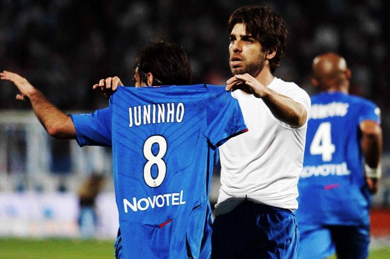 17 mai 2009, l'<a href="/OL/">Olympique Lyonnais</a> s'impose 3-1 à Marseille (les privant du titre). <a href="/Juninhope08/">Juninho Pernambucano</a> fête son but. Est-ce que ça avait scandalisé ? 🙃🔴🔵 #TeamOL