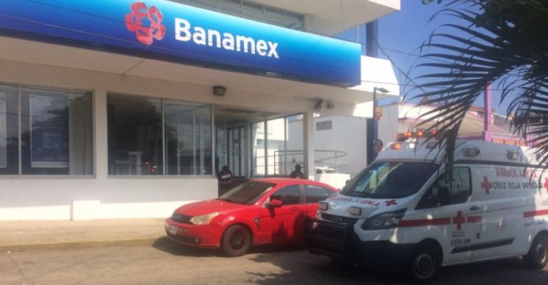 Coatza: Pistoleros ASALTAN Banamex, amagan a personal y cuentahabientes. Noticias en tiempo real