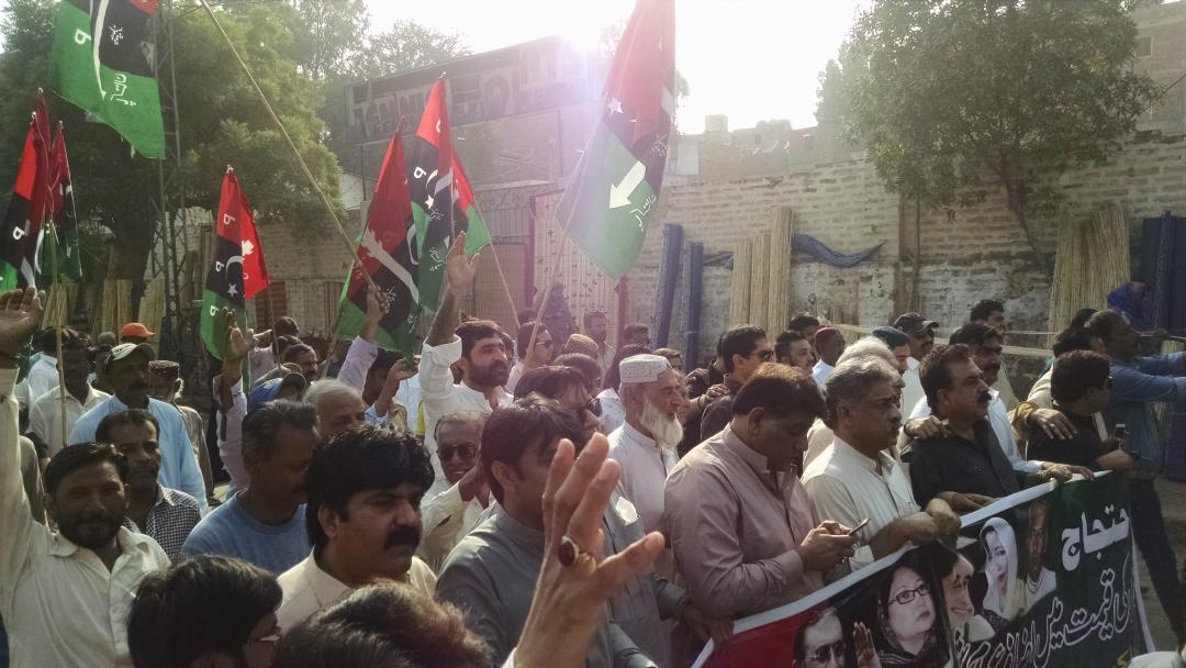 SheerazJatoi3's tweet photo. In the Direction of Chairman @BBhuttoZardari #PPP Hyd Protested against Increasing Petrolium prices.
#PMLNFailed #PPPonProtest.. https://t.co/AA5oaF6Oln