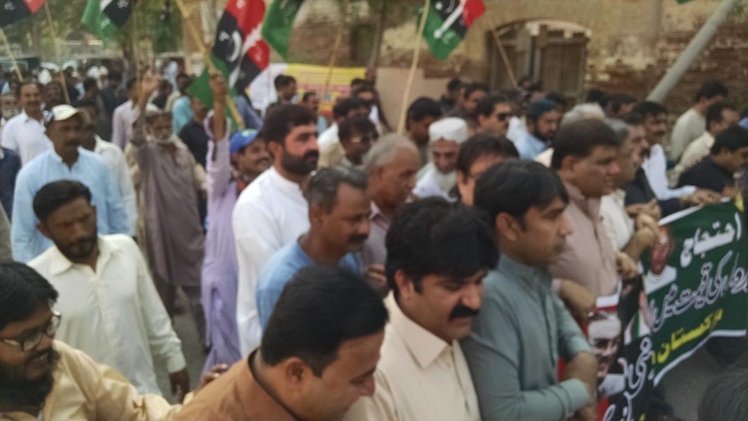 SheerazJatoi3's tweet photo. In the Direction of Chairman @BBhuttoZardari #PPP Hyd Protested against Increasing Petrolium prices.
#PMLNFailed #PPPonProtest.. https://t.co/AA5oaF6Oln