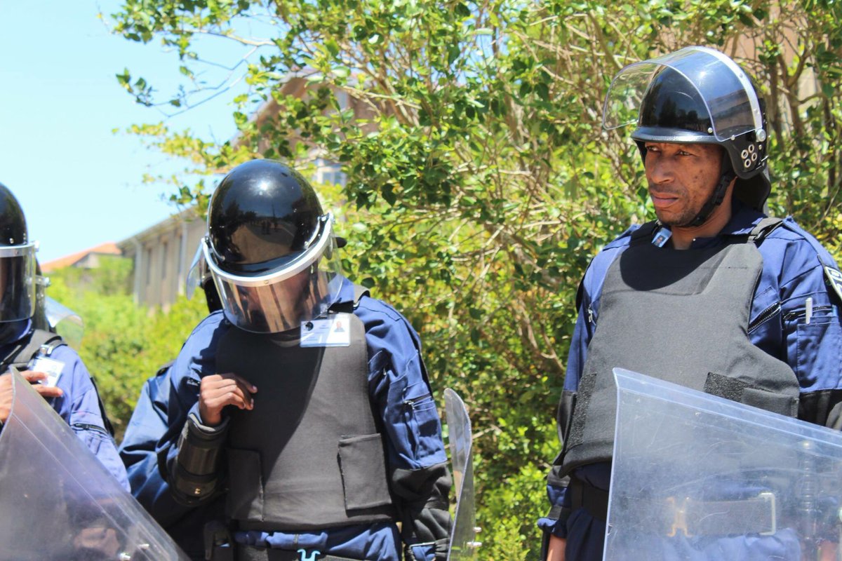 VernacNews's tweet photo. PICS: 

Private security at UCT Upper Campus today. https://t.co/3aAKCBX8QJ