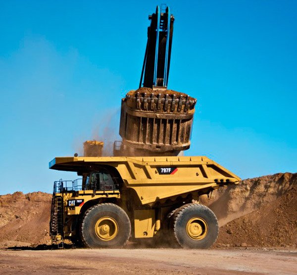 vastmi's tweet photo. This CAT 797F haul truck is representing our Mining Monday pic.
#CAT #797F #haultruck #miningMonday #heavyequipment #otr #vastmi #twitpict https://t.co/gh9G0bwgWB