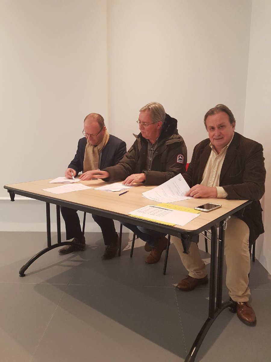 PhEnjolras's tweet photo. Ce soir signature du partenariat @ASBO_off #CollegeGeorgesSand @villedebeauvais #DistrictOise .Foot et #éducation,un excellent cocktail https://t.co/2kJhuGOK5j