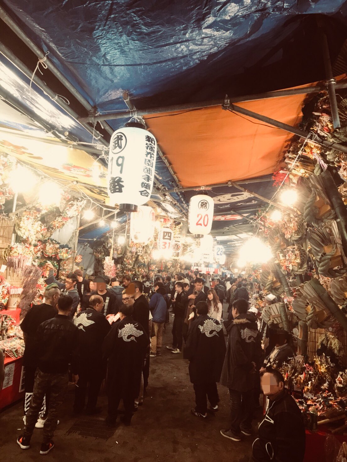佐藤文音 絵本作家 酉の市 新宿花園神社 お祭り大好き 祭りだけは人が多ければ多いほどアガる 中でも新宿酉の市は上京して10年通ってます 沢山の熊手に囲まれて 購入者に捧げられる一本締めを聞いて はじめ見た時は異世界過ぎてくらくらしました