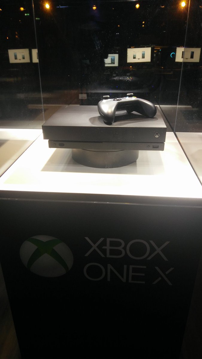 XboxFR's tweet photo. Premier tirage au sort dans 15 minutes ! 😆 Tweet #XboxOneXlive pour tenter de gagner 1 #XboxOneX https://t.co/QyBUIvQ2Md