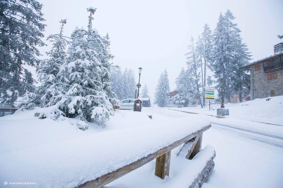 StormchaserUKEU's tweet image. #snowy scenes in Courchevel, France at 1750m elevation this afternoon! 6th Nov. #severeweather 

Source: Courchevel Officiel @courchevel TW